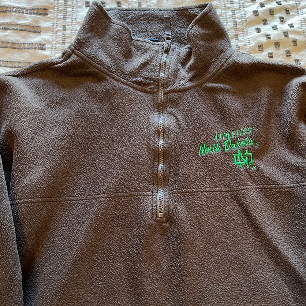 1/4 zip UND sweatshirt